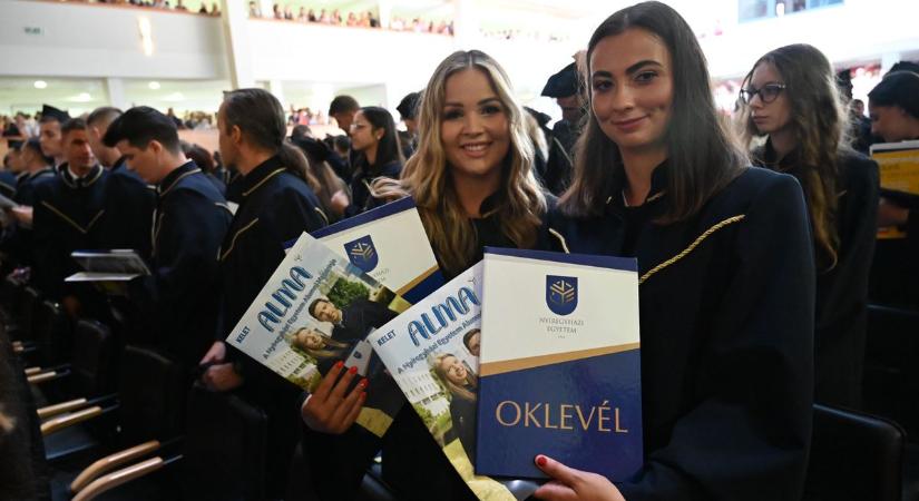 Mosolygós egyetemisták vették át a diplomájukat