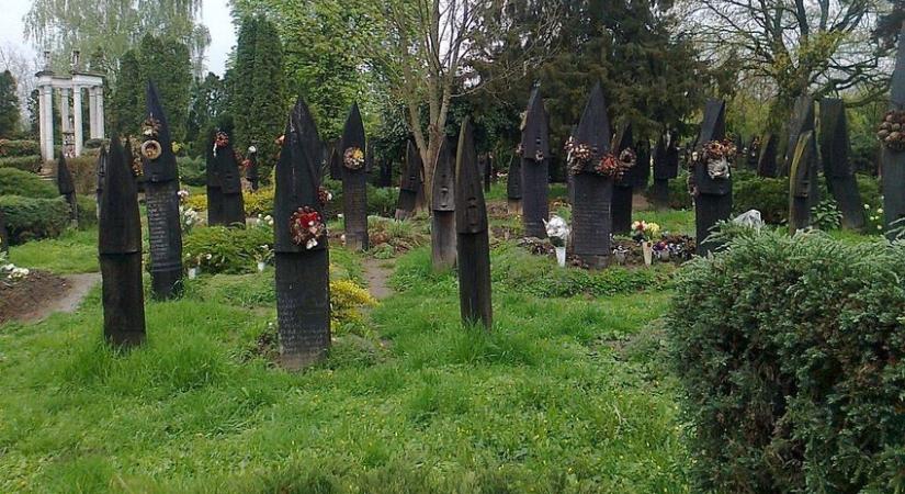 Vandálok pusztítottak a szatmárcsekei temetőben