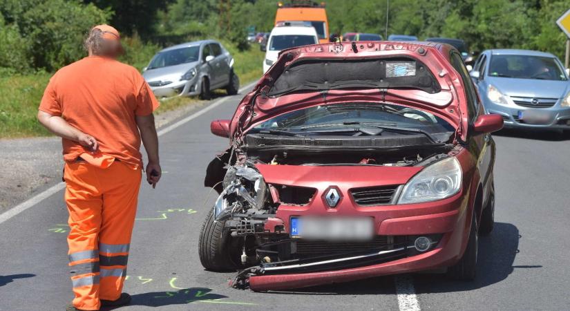 Utóléréses baleset miatt torlódás a 84-esen Káldnál - Renault tolta össze a sort
