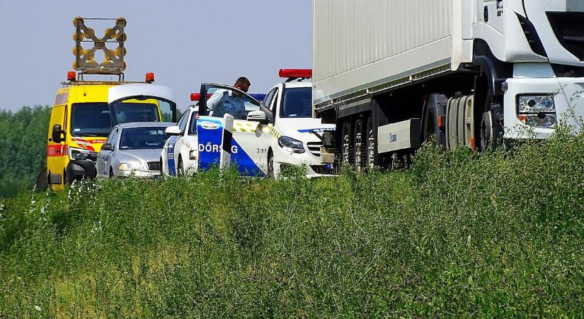 Személyautó ütközött kamionnak az M5-ösön - Galéria
