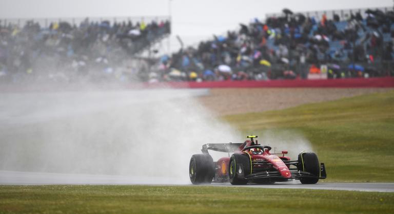 Carlos Sainz szakadó esőben szerezte meg élete első pole-ját Silverstone-ban