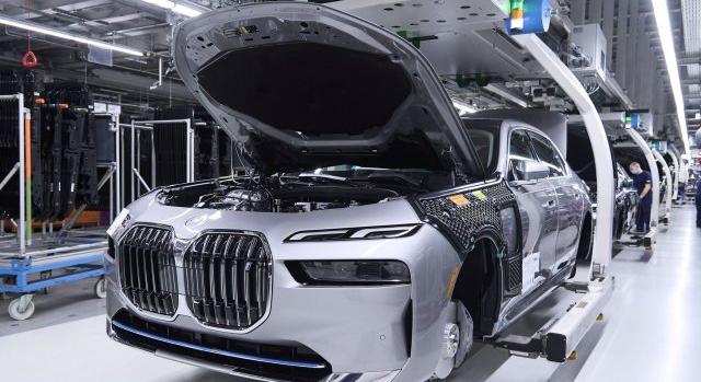 Elindult a BMW 7-es széria sorozatgyártása, az i3 nyugdíjba megy