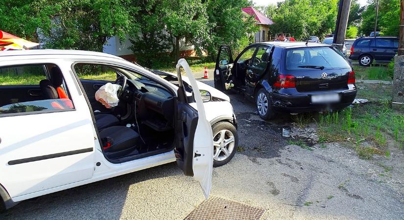 Három személyt szállítottak kórházba, amikor két autó ütközött Szentesen - Galéria