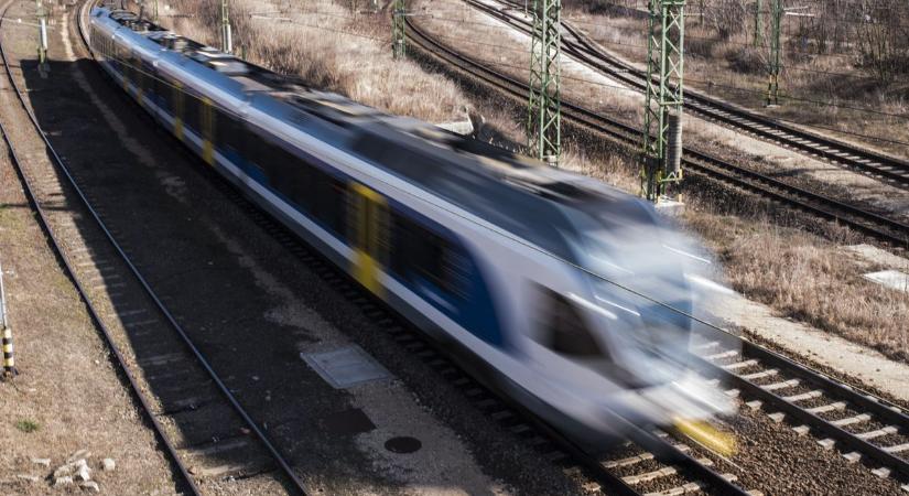 Pályafelújítások miatt több Veszprém megyei vasútvonalon is módosul a menetrend