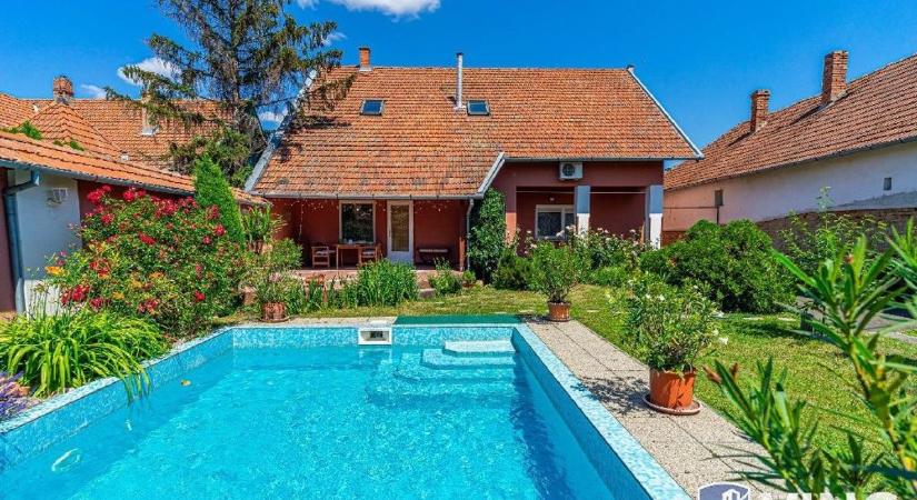 Egy békéscsabai medencés ház, ahol mindegy, milyen nagy a hőség!