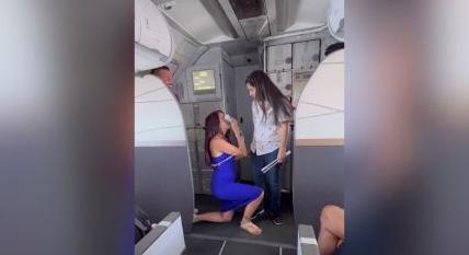A levegőben kérte meg pilóta barátnője kezét a légiutas-kísérő
