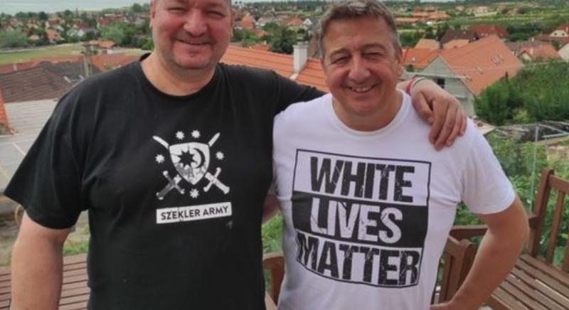 Németh Szilárd együtt kávézgatott a rasszista, neonáci pólót viselő Bayer Zsolttal – fotó