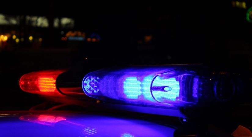 Baleset történt Nagyharsányban szombat este, elsodort két rendőrt egy autós