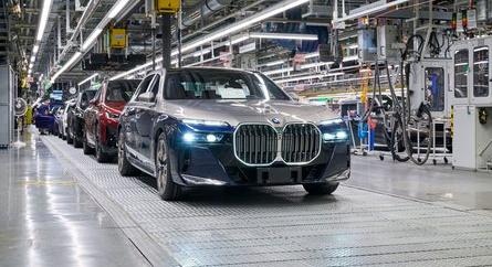 A BMW megkezdte az új 7-es sorozat gyártását, beleértve az i7-et is