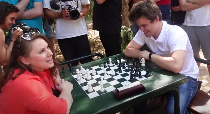 Polgár Judit lezúzza Magnus Carlsent, a norvég világbajnokot egy madridi parkban