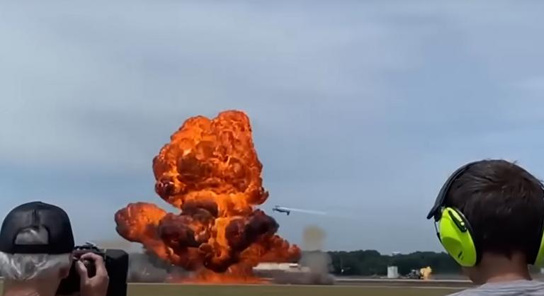 Felrobbant egy sugárhajtású teherautó a repülőshow-n, egy ember meghalt