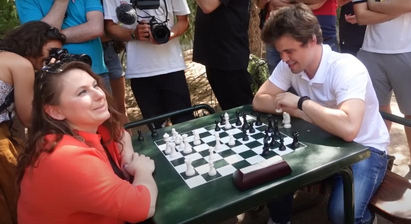 Videón, ahogy Polgár Judit egy madridi parkban legyőzi az ötszörös sakkvilágbajnokot
