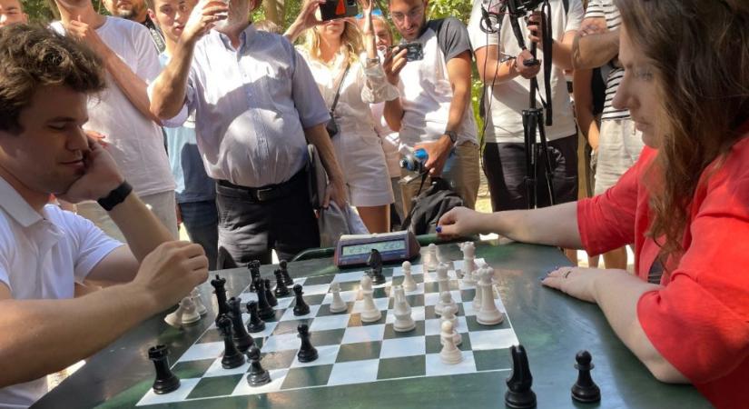 Ha már Madridban járt Polgár Judit, egy parkban legyőzte Magnus Carlsent
