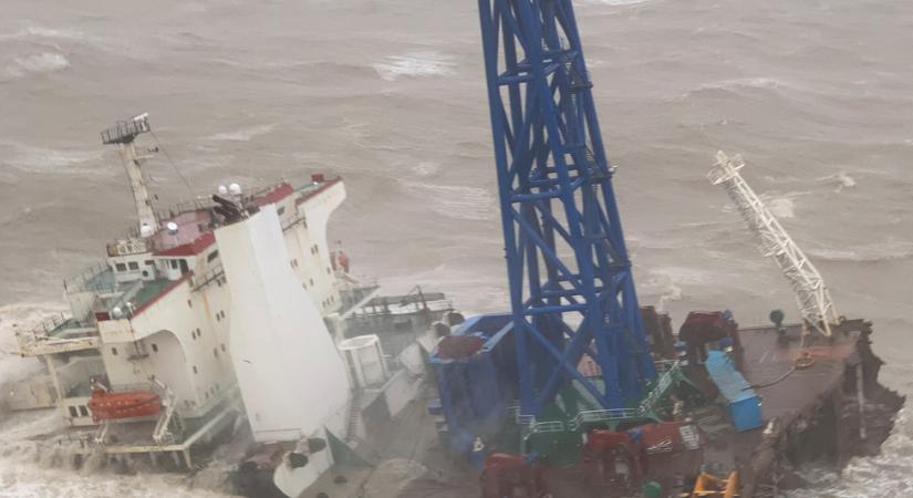 Kína: Több tucat áldozata lehet a viharban elsüllyedt hajónak