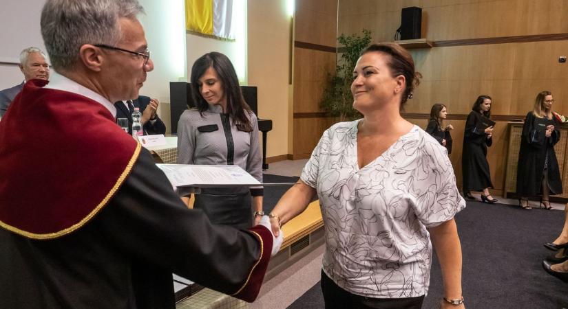 Átadták a diplomákat a Veszprémi Érseki Főiskolán