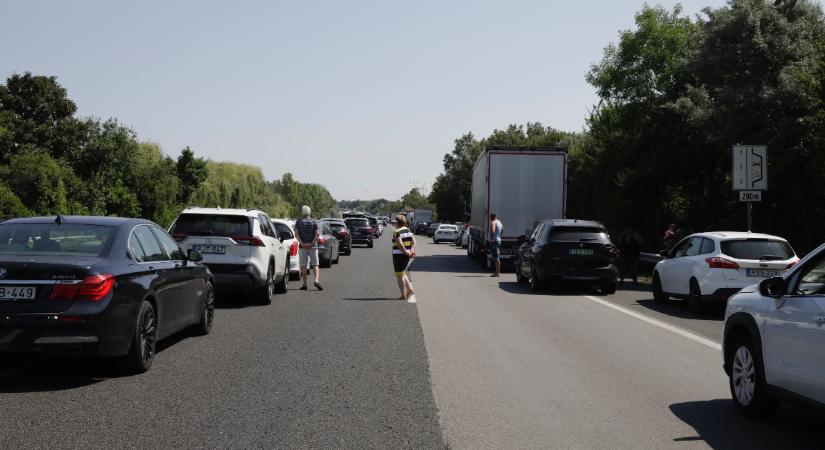 Teljes útzár az M7-esen Lepsénynél, átszakította a szalagkorlátot egy autó