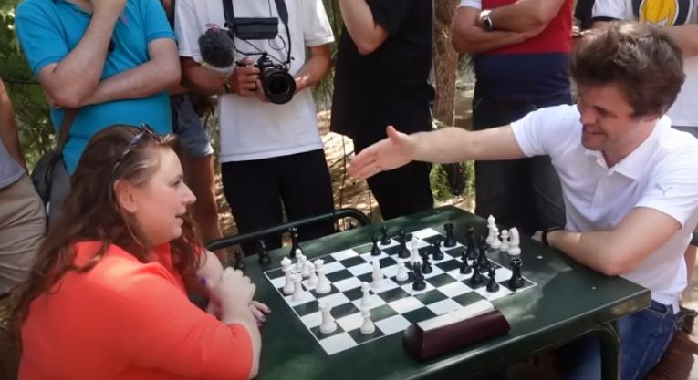 Videó: így verte meg Polgár Judit Magnus Carlsent egy szabadtéri partiban