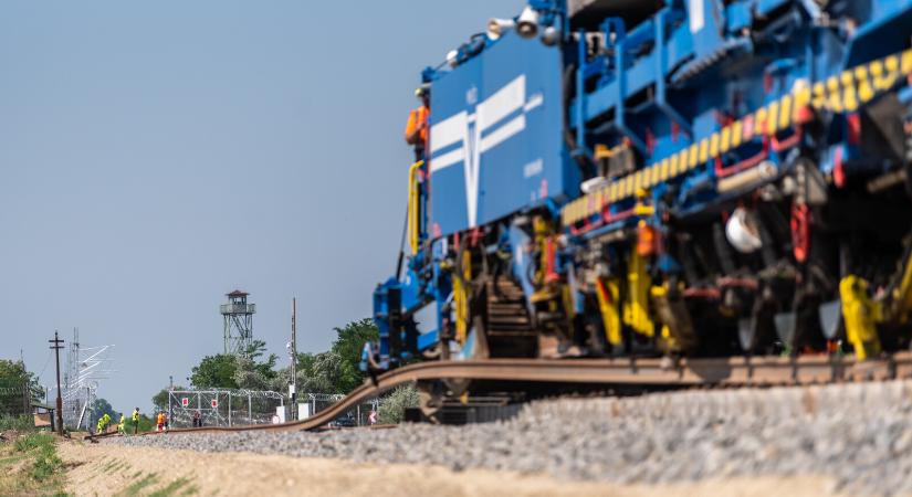 Elérte a szerb határt a vágányépítés a Szeged-Röszke vasútvonalon