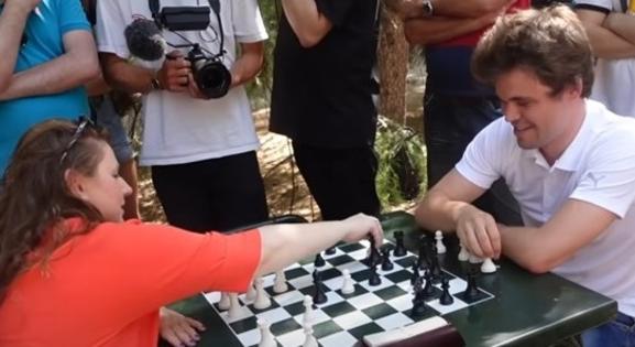 „Spontán” parki sakkpartiba bonyolódott Madridban Polgár Judit és a világbajnok