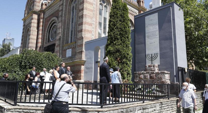 Záchor és sámor! – Emlékezz és őrizd meg! - Szombathely zsidó mártírjaira emlékeztek a Batthyány téren - fotók