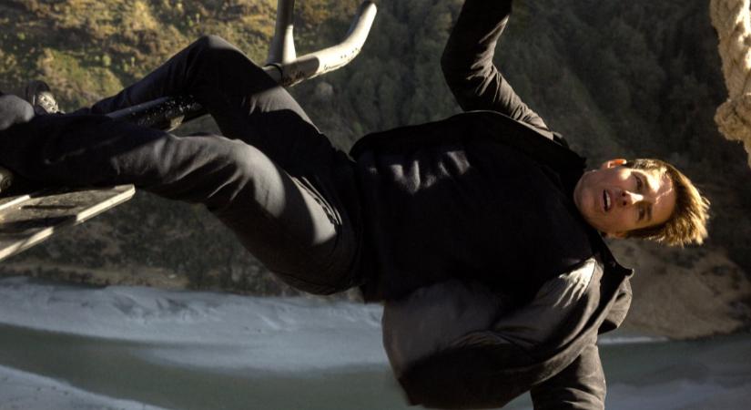 Tom Cruise egy zuhanó duplafedeles repülőgép pilótafülkéjéből lóg a Mission: Impossible 7-hez érkező új fotón