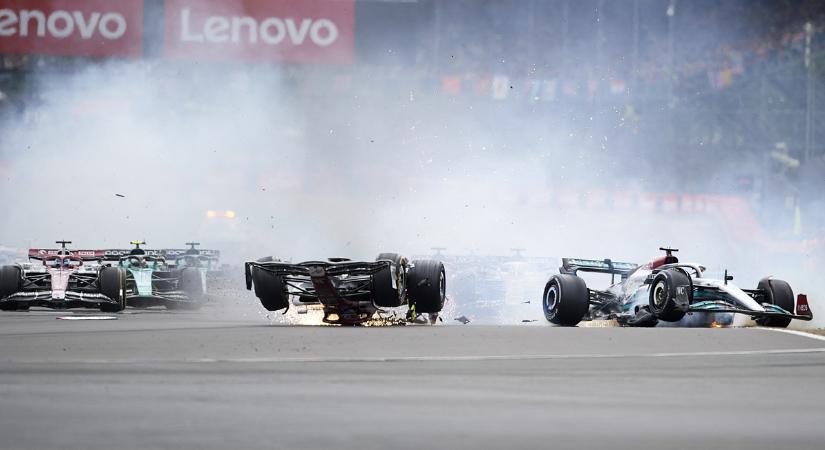 F1: átugratta a gumifalat – Csou balesete videón!