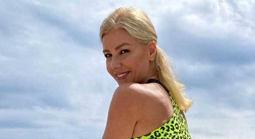 Az 52 éves Barta Sylvia tűzpiros bikiniben: mintha márványból faragták volna