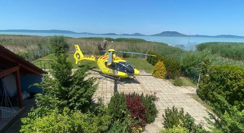 Egy nyaraló udvarára szállt le a mentőhelikopter Balatonfenyvesen