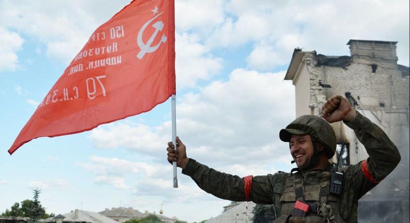 Szovjet győzelmi zászlót tűztek ki az orosz katonák Ukrajnában