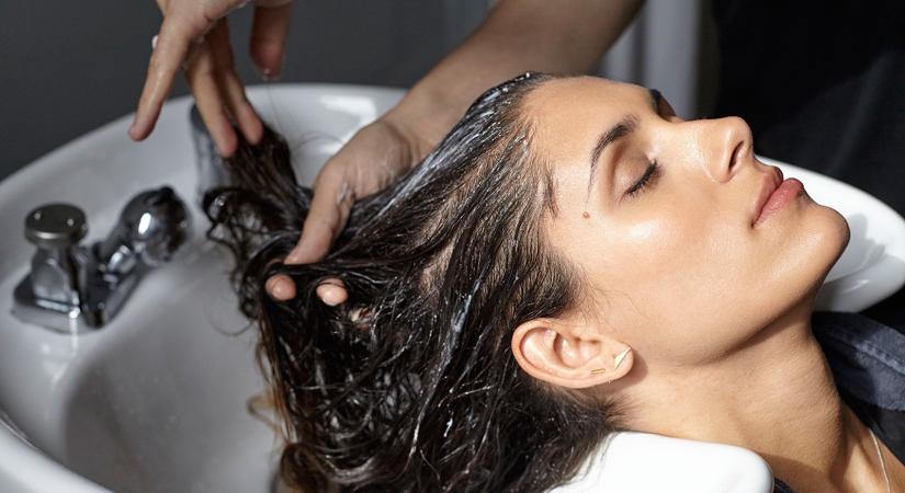 Olaszországban a fodrászatokban betiltották a kétszeri hajmosást