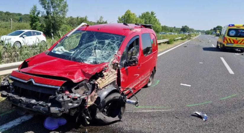 Halálos baleset az M7-esen: nem volt bekötve a nő, kirepült az autóból