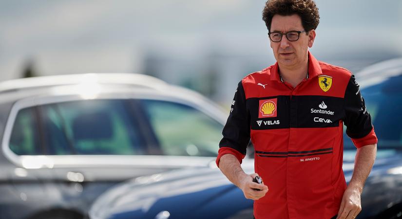 F1: Elmondta a Ferrari, miért Sainznak kedveztek Leclerc helyett