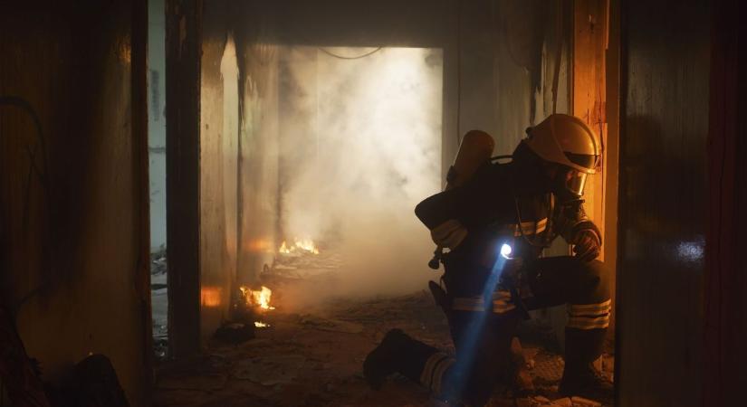 Tűz ütött ki egy Kandia utcai lakásban, tűzoltók menekítették az embereket