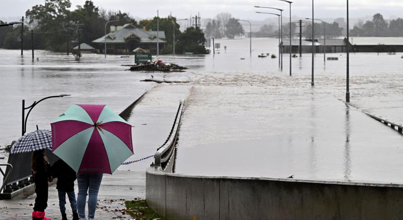 Sydney-ben emberek ezreit menekítik az árvíz elől