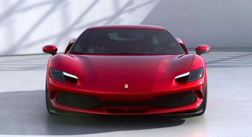 Már 2025-ben jöhet az első tisztán elektromos Ferrari – maradnak a benzinesek is