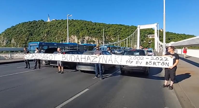 Budaházy szabadon engedését követelő tüntetők zárták le az Erzsébet hidat