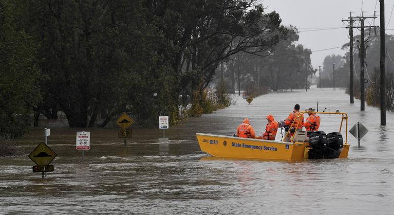 Hatalmas árvíz van Sydneyben, ezreket kell kimenekíteni