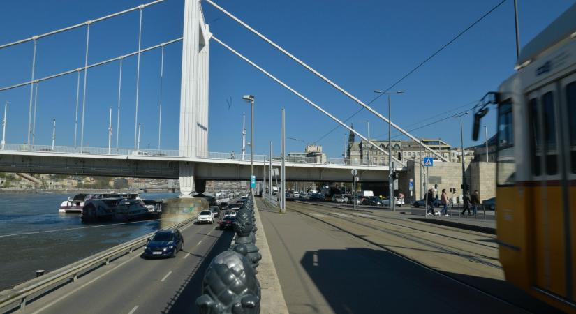 Szabadságot Budaházynak: kocsikkal és egy molinóval akadályozták a forgalmat az Erzsébet hídon