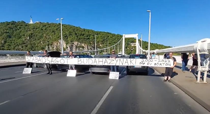 Budaházy szabadon engedését követelő tüntetők zárták le az Erzsébet hidat (VIDEÓ) (videó)