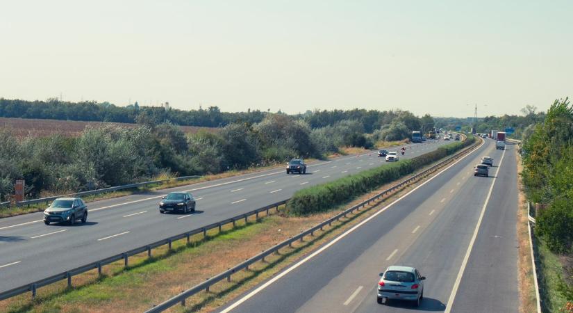 Kisbusz és személyautó karambolozott az M7-es autópályán, Polgárdinál