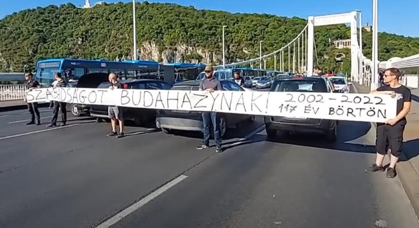 Lezárták az Erzsébet-hidat a Budaházy György szabadon engedéséért tüntetők hétfőn reggel