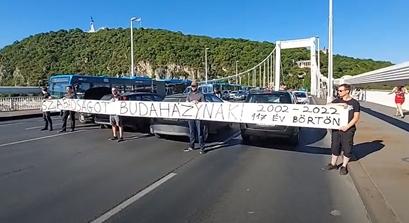 Lezárták az Erzsébet hidat a Budaházy szabadságáért tüntetők