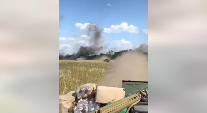 Videón, ahogy az ukránok menekülnek az orosz tüzérségi csapás elől (videó)
