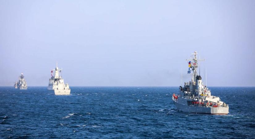 Kínai és orosz hadihajók haladtak el a japán fennhatóság alatt álló Szenkaku-szigetek mellett