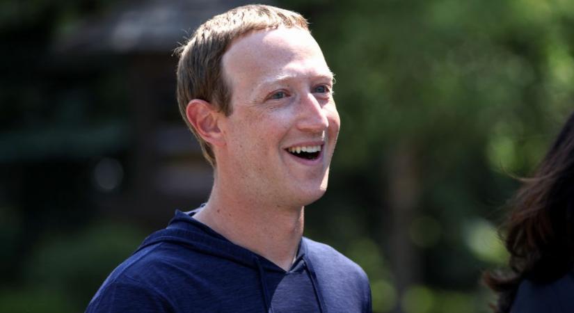 Karddal fenyegette Zuckerberg a Facebook dolgozóit