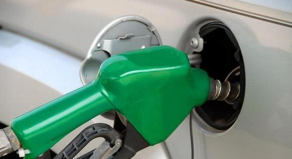 Olcsóbb lesz a benzin és a gázolaj a nem hatósági árakon tankolóknak