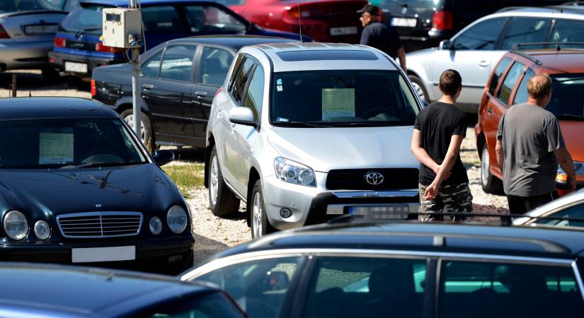 Továbbra is az importált használt autókat veszik a magyarok, mert sokat kell várni az újra