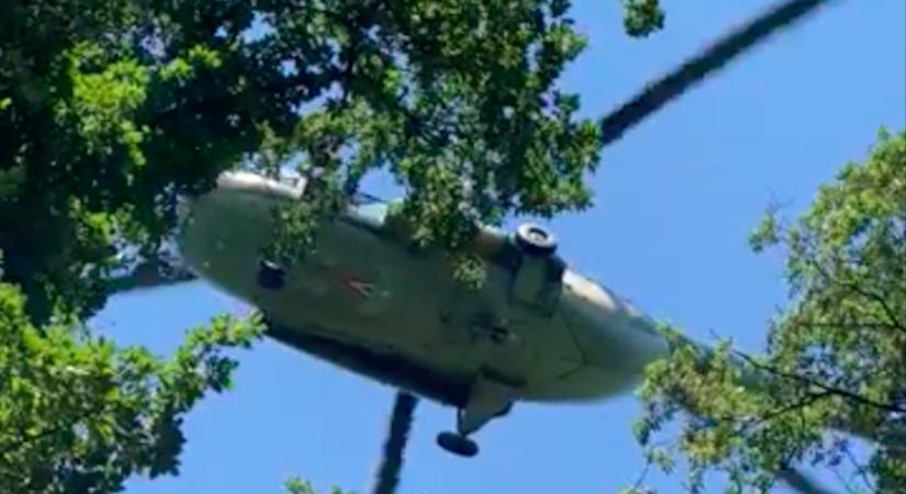 Siklóernyős-baleset: vádat emeltek a katonai helikopter pilótájával szemben