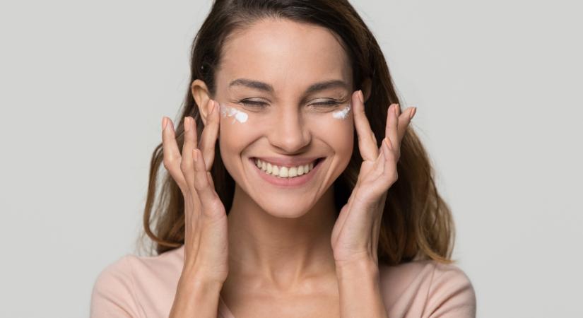 Csupán 8 kozmetikumra van szükség a hatékony arcápolási rutinhoz: nem kell a fél fürdőszobát magadra kenned