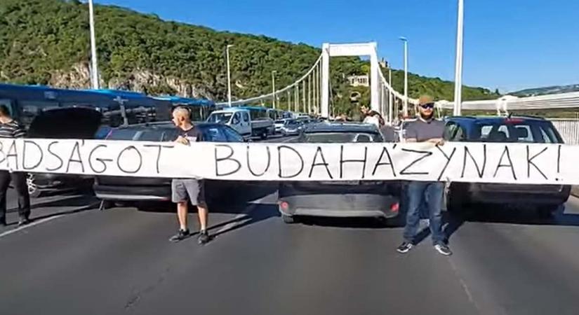 Budaházyért tüntetnek – Lezárták az Erzsébet hidat